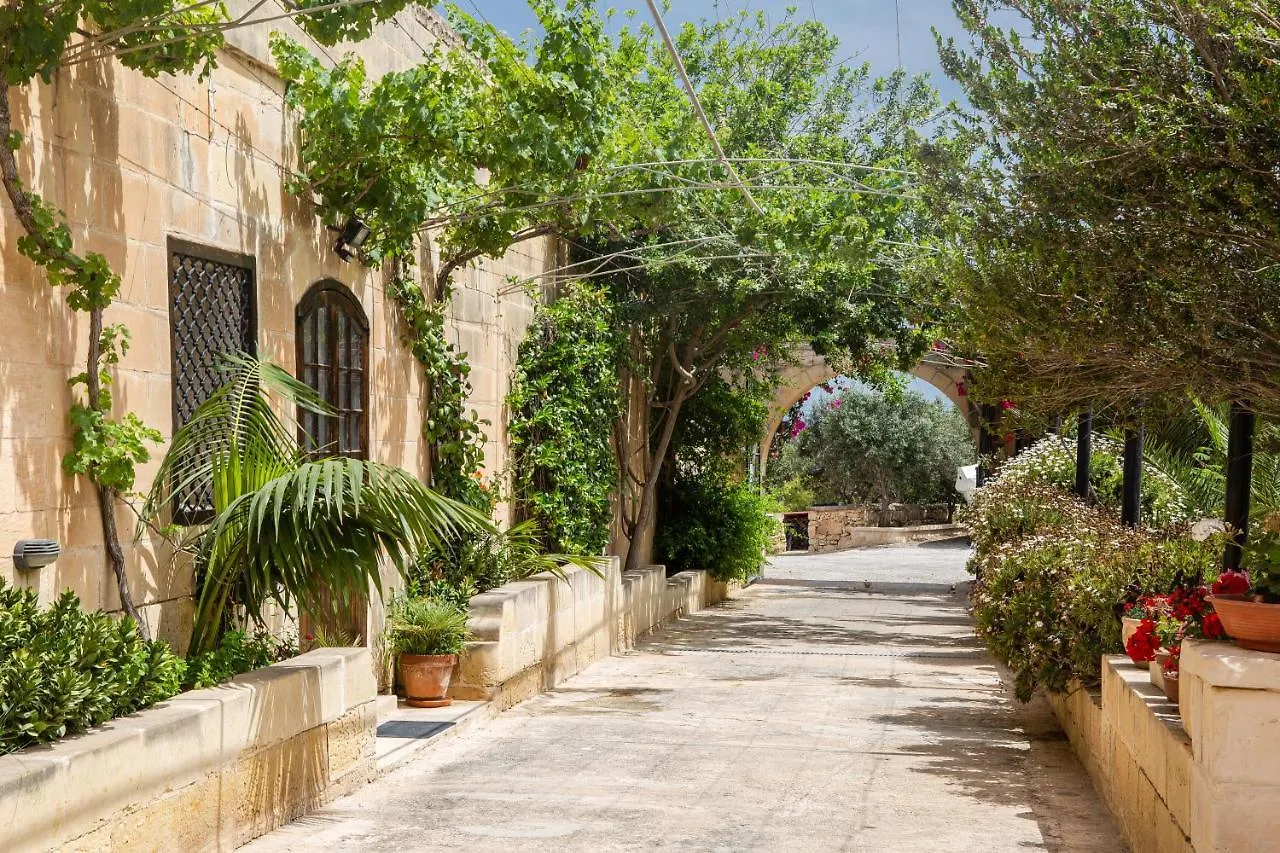 Ta' Bertu Host Family Bed & Breakfast Ħal Far 2*,