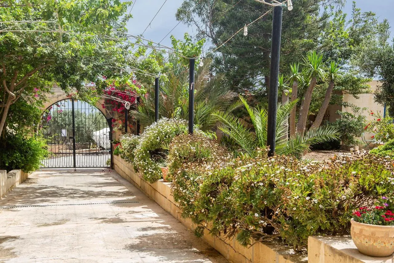 Ta' Bertu Host Family Bed & Breakfast Ħal Far 2*,